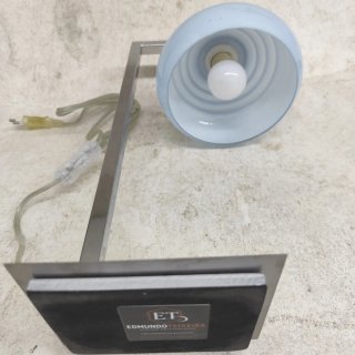Candeeiro de mesa azul e prateado