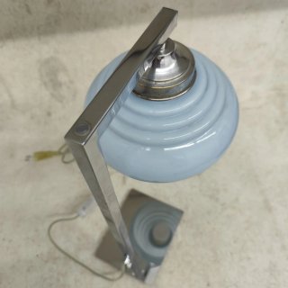 Candeeiro de mesa azul e prateado