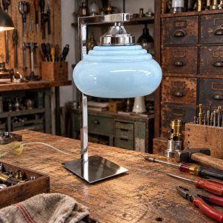 Candeeiro de mesa azul e prateado