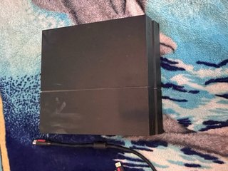 PS4 1TB con 6 juegos y cables