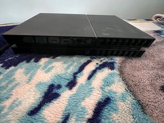 PS4 1TB con 6 juegos y cables