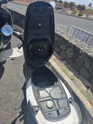 Moto Scooter Peugeot 125 Blanca