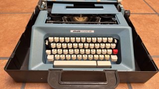 Máquina de escribir Olivetti Studio 46 + maletín