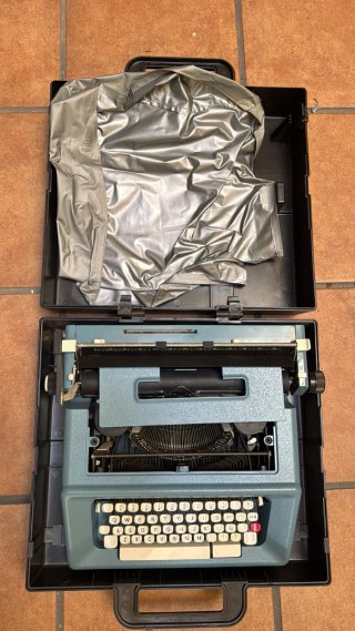 Máquina de escribir Olivetti Studio 46 + maletín