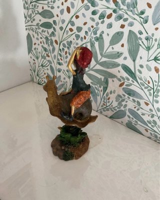 Figura decorativa duende en caracol