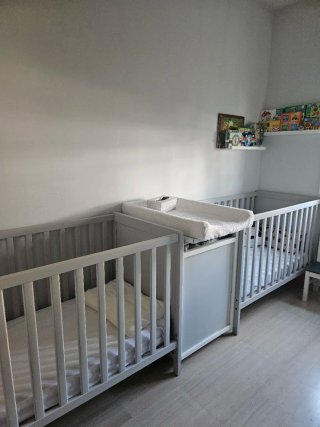 2 Cunas de bebé gris , mas colchon y protector.