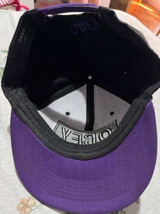 Gorra OBEY Snapback Negra y Morada