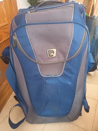 Maleta mochila macuto de viaje azul.