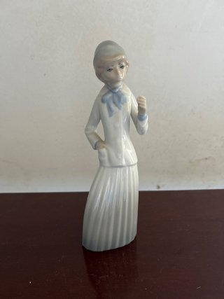 Figura porcelana mujer traje azul
