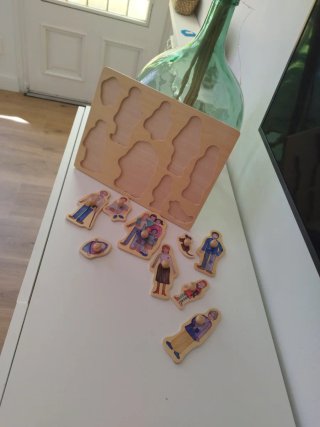 Puzzle de figuras madera familia y amigos