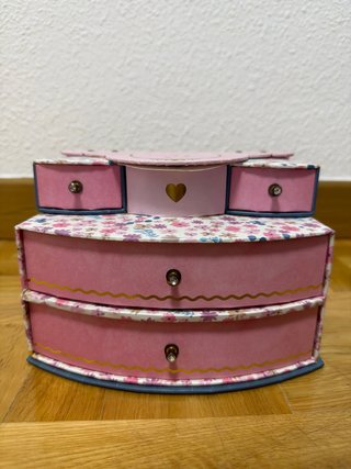 Joyero infantil rosa con cajones y corazón