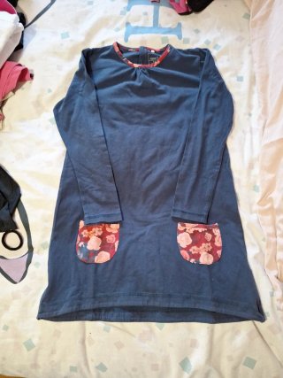 Vestido azul con bolsillos florales
