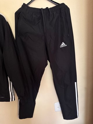 Conjunto deportivo Adidas negro y blanco