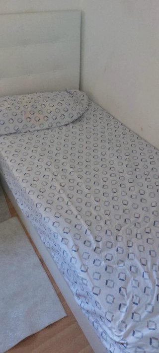Cama individual con cabecero tapizado