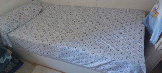 Cama individual con cabecero tapizado