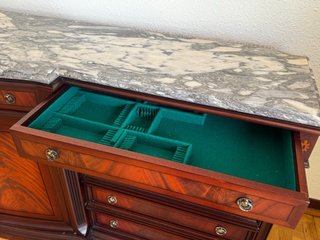 Mueble de madera con cajones y mármol