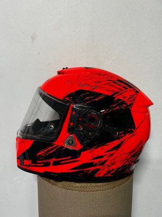 Casco de moto LS2 rojo y negro