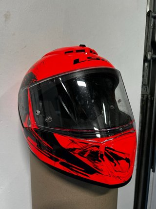Casco de moto LS2 rojo y negro