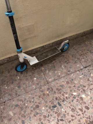 Patinete Skate blanco y azul