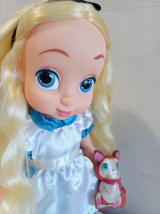 Muñeca Alicia Disney con Gatito Animators