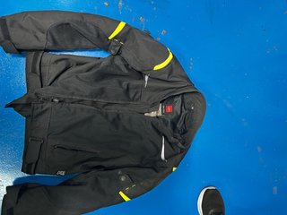 Chaqueta de moto negra con detalles amarillos