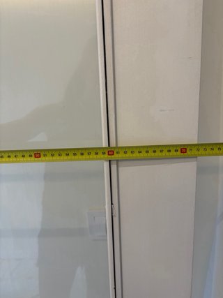 Puerta blanca de madera y cristal