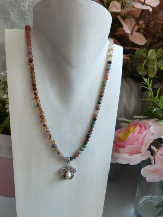 Collar de piedras naturales y plata