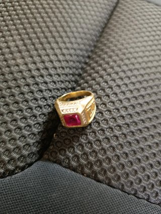 Anillo de oro hombre con piedra roja