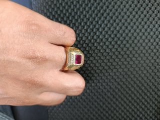 Anillo de oro hombre con piedra roja