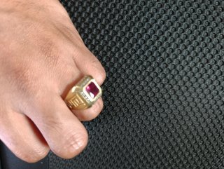 Anillo de oro hombre con piedra roja
