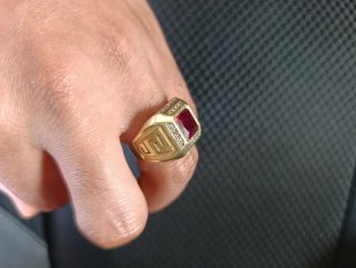 Anillo de oro hombre con piedra roja