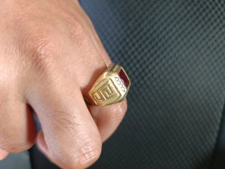 Anillo de oro hombre con piedra roja