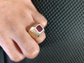 Anillo de oro hombre con piedra roja