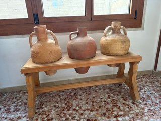 Tinajas de terracota con banco de madera