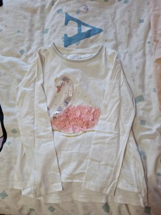 Camiseta blanca con cisne y flores