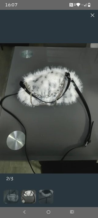 Bolso peludo blanco y negro