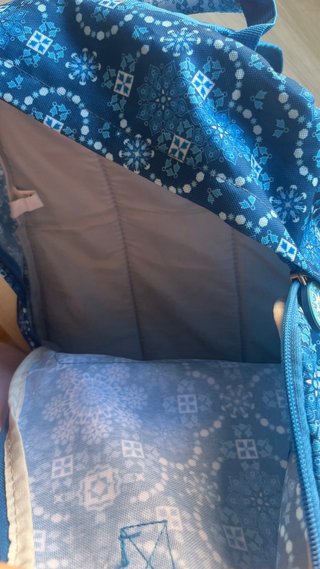 Mochila azul con estampado floral