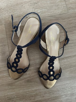 Sandalias de tacón azul y dorado