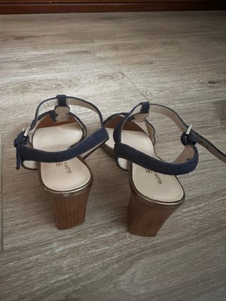 Sandalias de tacón azul y dorado