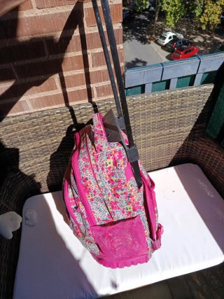 Mochila con ruedas y estampado floral