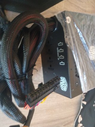 Fuente de poder Cooler Master G750M