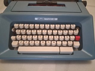 Máquina de escribir Olivetti Studio 46 azul