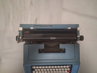 Máquina de escribir Olivetti Studio 46 azul