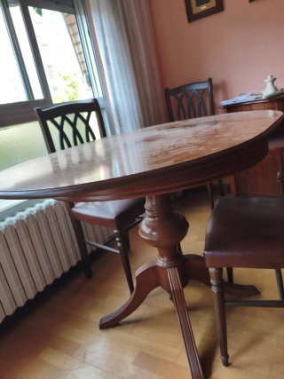 Mesa y 4 sillas de madera