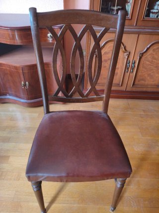 Mesa y 4 sillas de madera