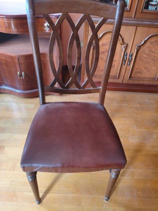 Mesa y 4 sillas de madera
