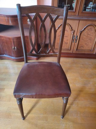 Mesa y 4 sillas de madera