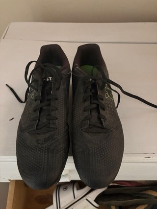 Botas de fútbol negras