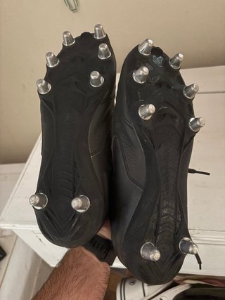 Botas de fútbol negras