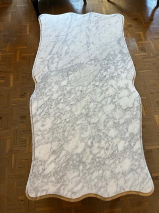 Mesa de centro de madera tallada y mármol